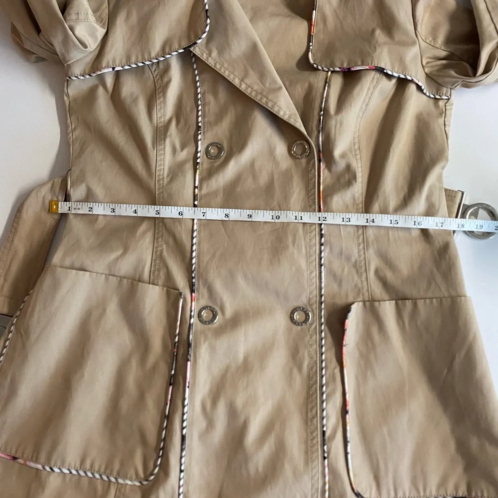 Classic Guess Belted Trench Coat size Double breasted with snap buttons.Size XS